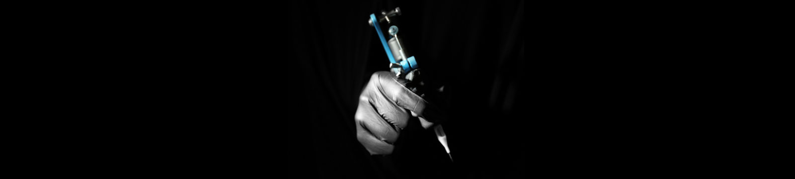 Hand with golf holds a tattoo machine