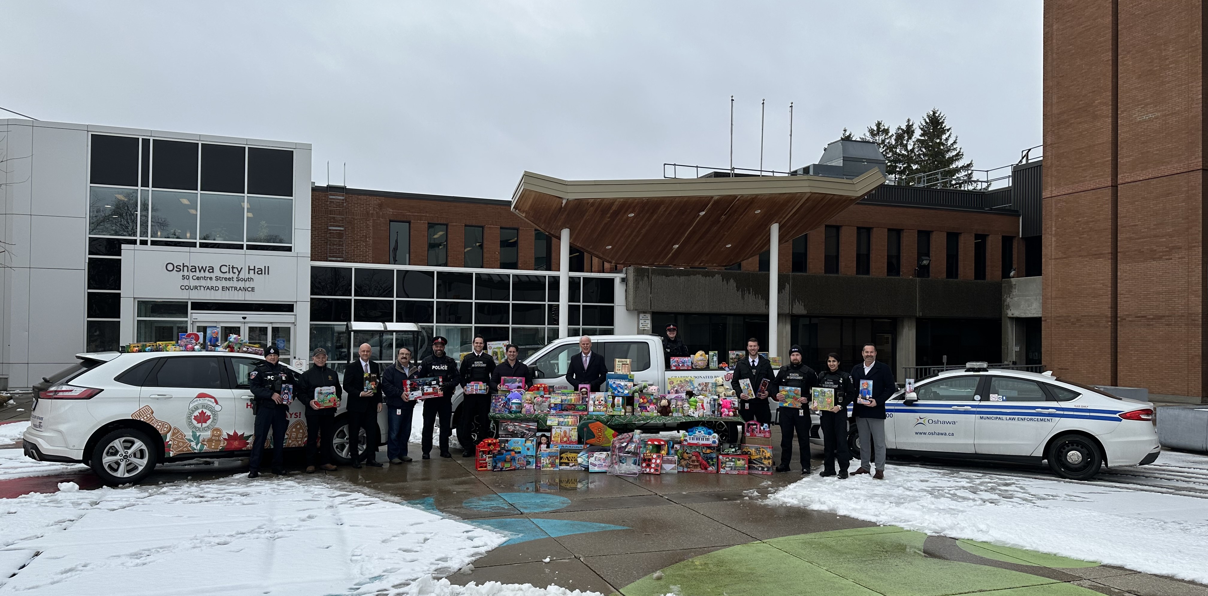 The DRPS Food and Toy Drive visited Oshawa City Hall in December to collect more than $2200 in toys that will be distributed to children and youth in need as part of the DRPS Annual Food and Toy Drive. On hand for the toy collection were members of Council, DRPS Food and Toy Drive volunteers and Municipal Law Enforcement staff. 